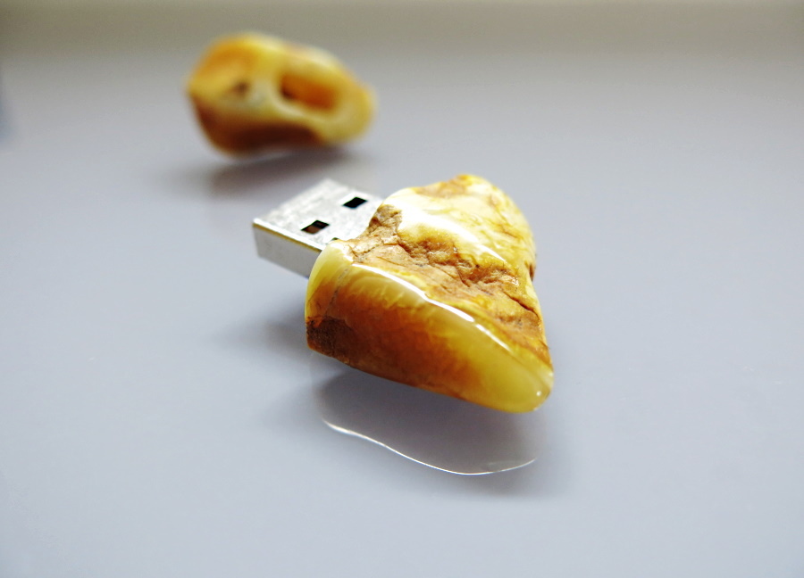 USB stick - binding is a natural Baltic amber